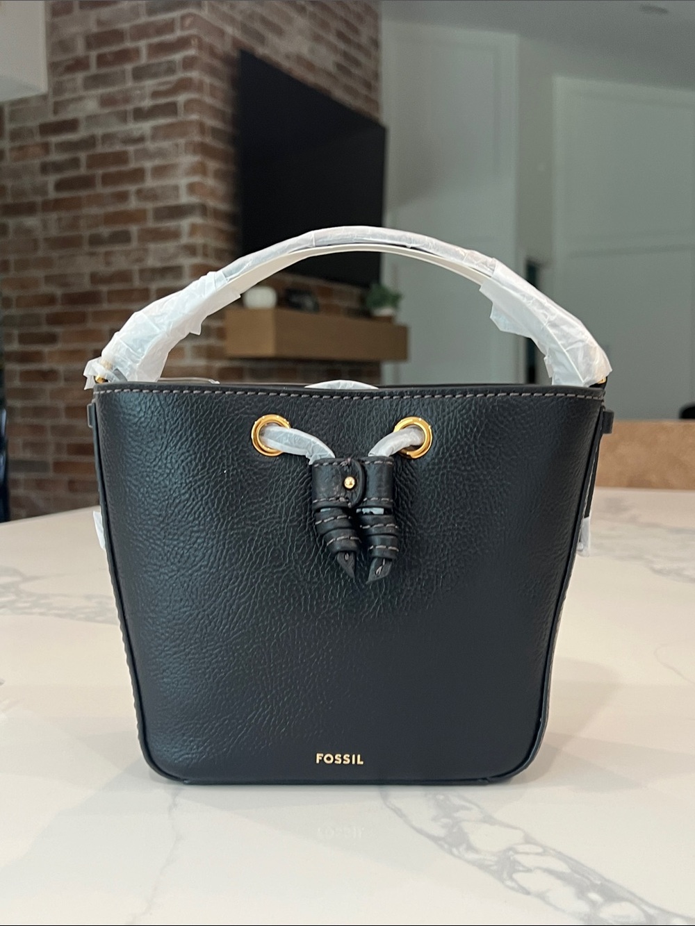 So. Cute FOSSIL Tessa SM Bucket in BLACK.
